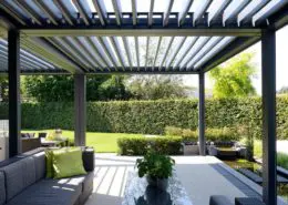 Pergola Ombra wyposażona w lamelowy dach i boczne ekrany osłaniające