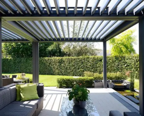 Pergola Ombra wyposażona w lamelowy dach i boczne ekrany osłaniające