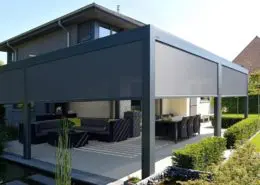 Pergola Ombra wyposażona w lamelowy dach i boczne ekrany osłaniające