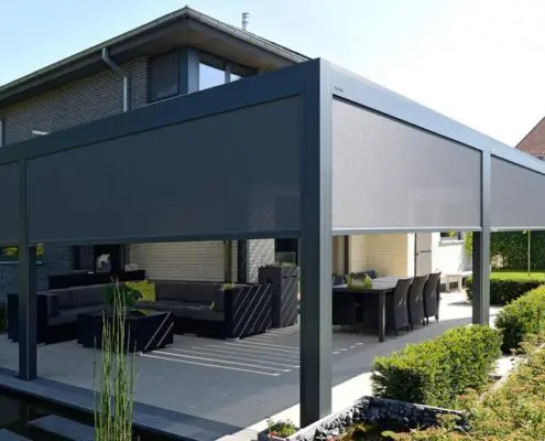 Pergola Ombra wyposażona w lamelowy dach i boczne ekrany osłaniające