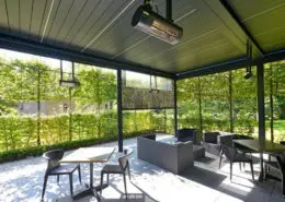 Pergola Ombra wyposażona w panele grzewcze, boczne rolety i listwy LED w lamelach dachowych