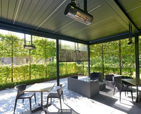 Pergola Ombra wyposażona w panele grzewcze, boczne rolety i listwy LED w lamelach dachowych