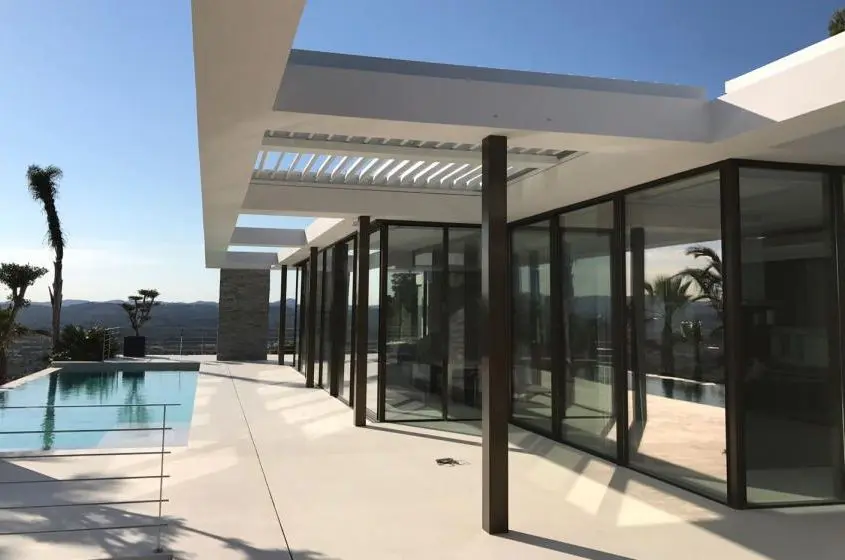 Pergola Ombra, dach skonstruowany z aluminiowych, obrotowych lameli