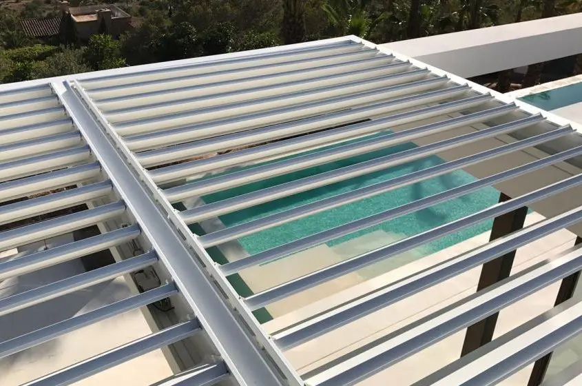 Pergola Ombra, dach skonstruowany z aluminiowych, obrotowych lameli