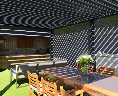 Pergola Ombra - konstrukcja wolnostojąca, wyposażona w boczne ekrany