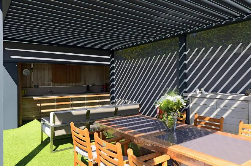 Pergola Ombra - konstrukcja wolnostojąca, wyposażona w boczne ekrany