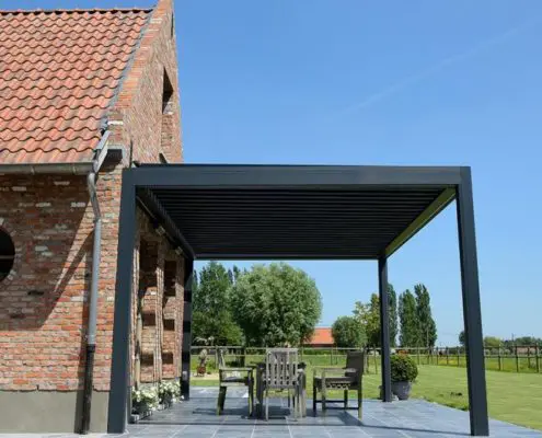 Pergola Ombra - konstrukcja wsparta o fasadę budynku, wyposażona w boczne ekrany