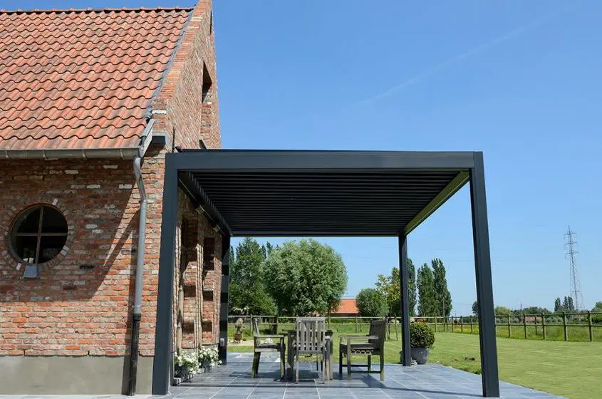 Pergola Ombra - konstrukcja wsparta o fasadę budynku, wyposażona w boczne ekrany