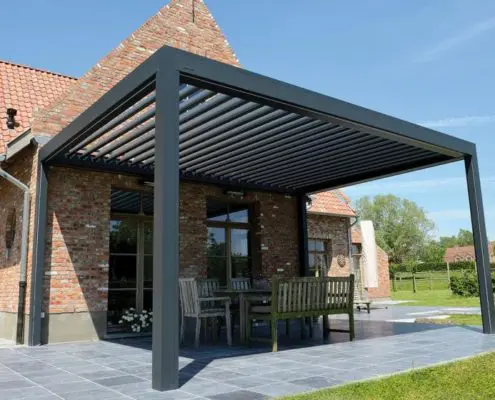 Pergola Ombra - konstrukcja wsparta o fasadę budynku, wyposażona w boczne ekrany