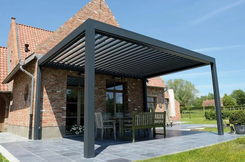 Pergola Ombra - konstrukcja wsparta o fasadę budynku, wyposażona w boczne ekrany