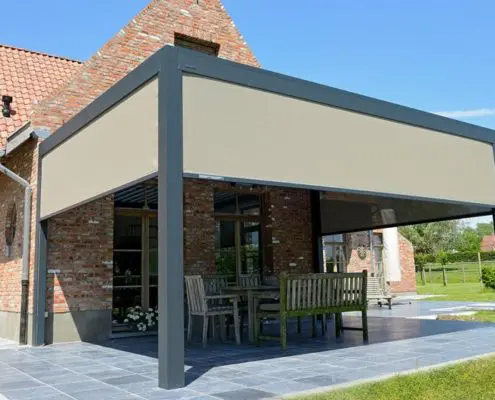 Pergola Ombra - konstrukcja wsparta o fasadę budynku, wyposażona w boczne ekrany