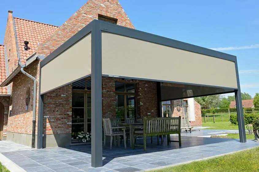 Pergola Ombra - konstrukcja wsparta o fasadę budynku, wyposażona w boczne ekrany