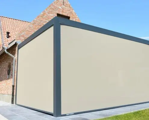Pergola Ombra - konstrukcja wsparta o fasadę budynku, wyposażona w boczne ekrany