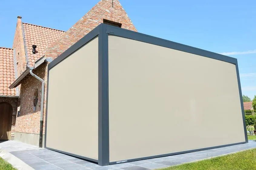 Pergola Ombra - konstrukcja wsparta o fasadę budynku, wyposażona w boczne ekrany