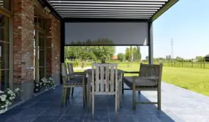 Pergola Ombra - konstrukcja wsparta o fasadę budynku, wyposażona w boczne ekrany