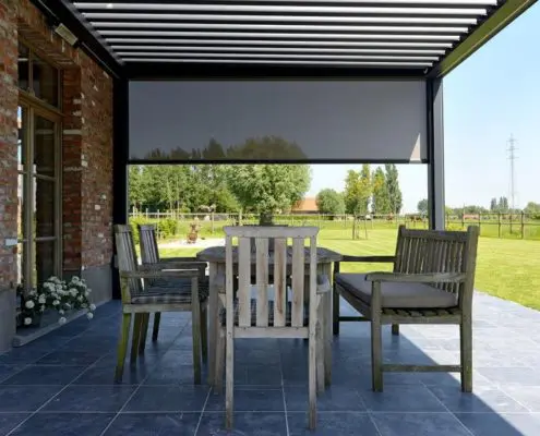 Pergola Ombra - konstrukcja wsparta o fasadę budynku, wyposażona w boczne ekrany