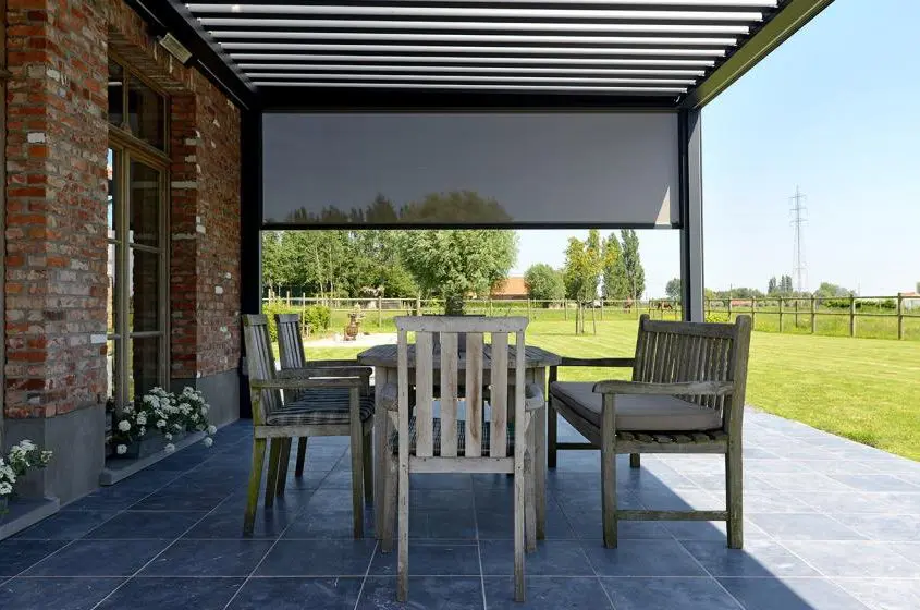 Pergola Ombra - konstrukcja wsparta o fasadę budynku, wyposażona w boczne ekrany