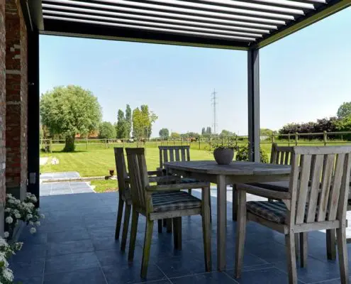 Pergola Ombra - konstrukcja wsparta o fasadę budynku, wyposażona w boczne ekrany