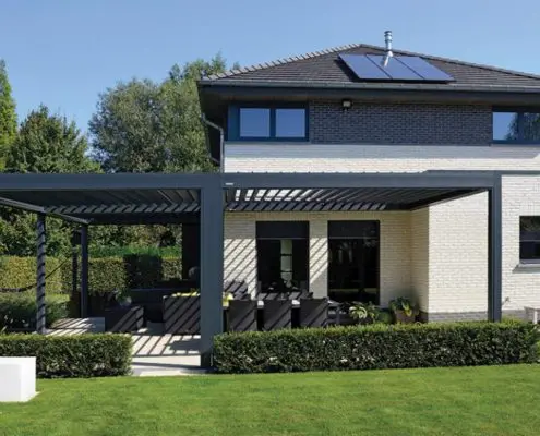 Pergola Ombra wyposażona w lamelowy dach i boczne ekrany osłaniające
