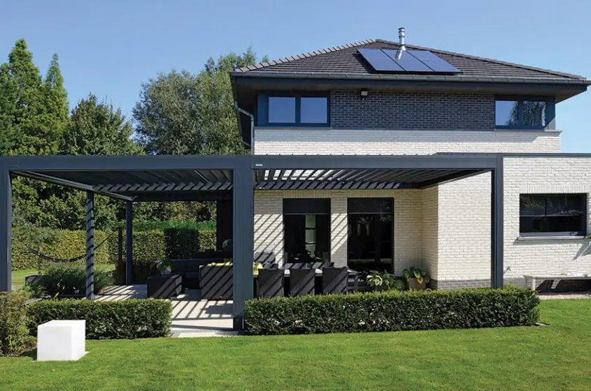 Pergola Ombra wyposażona w lamelowy dach i boczne ekrany osłaniające