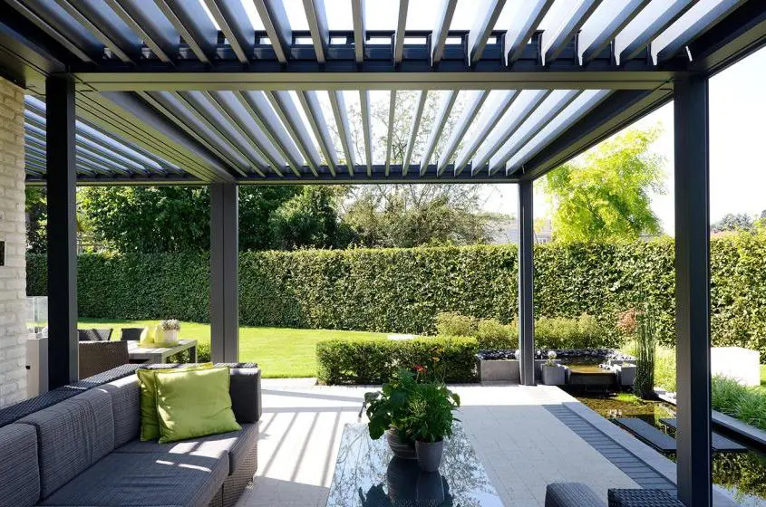 Pergola Ombra wyposażona w lamelowy dach i boczne ekrany osłaniające