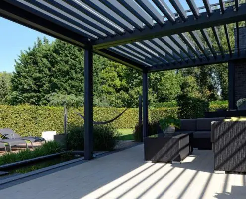 Pergola Ombra wyposażona w lamelowy dach i boczne ekrany osłaniające