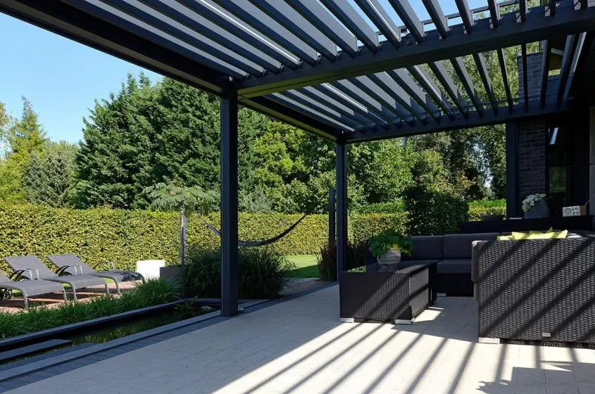 Pergola Ombra wyposażona w lamelowy dach i boczne ekrany osłaniające
