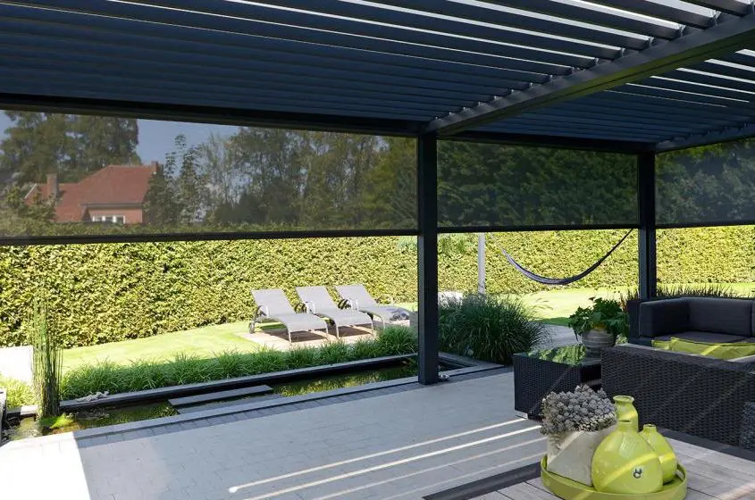 Pergola Ombra wyposażona w lamelowy dach i boczne ekrany osłaniające