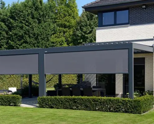 Pergola Ombra wyposażona w lamelowy dach i boczne ekrany osłaniające