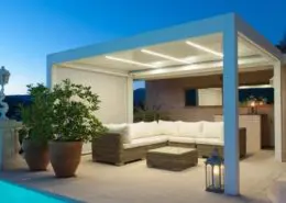 Pergola Ombra wyposażona w boczne rolety i listwy LED w lamelach dachowych